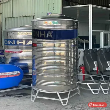 Bồn inox đứng Sơn Hà có chân đế, băng chữ SONHA trên thân, đặt tại cửa hàng (ảnh minh hoạ dòng hàng)