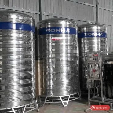 Dãy bồn inox đứng Sơn Hà cỡ lớn có chân đế, băng chữ SONHA trên thân, đặt trong nhà xưởng (ảnh minh hoạ dòng hàng)