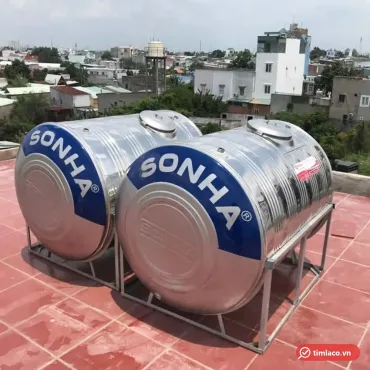 Hai bồn inox Sơn H&agrave; nằm ngang tr&ecirc;n khung ch&acirc;n inox ở s&acirc;n thượng, đầu bồn sơn xanh chữ SONHA (ảnh minh hoạ d&ograve;ng h&agrave;ng)