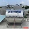 Bồn inox Sơn Hà nằm ngang trên khung chân inox đặt trên sân thượng, thân in chữ SONHA (ảnh minh hoạ dòng hàng)