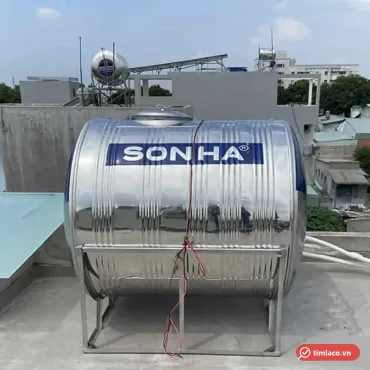 Bồn inox Sơn Hà nằm ngang trên khung chân inox đặt trên sân thượng, thân in chữ SONHA (ảnh minh hoạ dòng hàng)