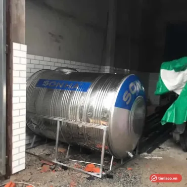 Bồn inox ngang Sơn Hà trên khung chân đế, băng chữ SONHA trên thân và nắp đầu bồn (ảnh minh hoạ dòng hàng)