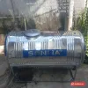 Bồn inox Sơn Hà nằm ngang trên chân đế inox, đai xanh chữ SONHA trên thân bồn (ảnh minh hoạ dòng hàng)