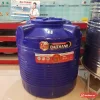 Bồn nhựa Đại Thành thế hệ mới dạng đứng màu xanh dương, thân có gân tròn, tem Đại Thành trên thân, đặt trong cửa hàng (ảnh minh hoạ dòng hàng)