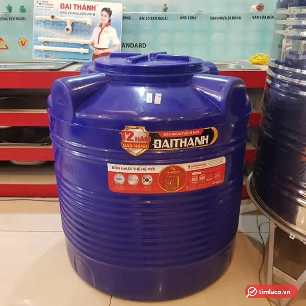 Bồn nhựa Đại Thành thế hệ mới dạng đứng màu xanh dương, thân có gân tròn, tem Đại Thành trên thân, đặt trong cửa hàng (ảnh minh hoạ dòng hàng)