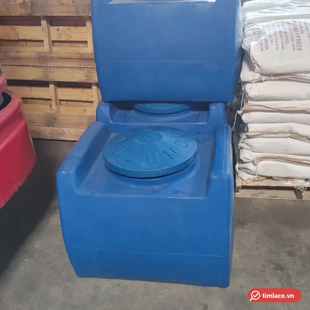 Bồn nhựa vuông Long Nhiên 200 lít nhìn từ trên, nắp tròn in chữ Long Nhiên