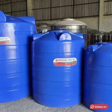 Bồn nhựa đứng Sơn Hà màu xanh dương với tem Sơn Hà trên thân, đặt trong kho cạnh các bồn khác (ảnh minh hoạ dòng hàng)