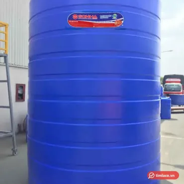Bồn nhựa đứng Sơn Hà cỡ lớn màu xanh dương, tem SONHA trên thân, đặt tại bãi nhà máy (ảnh minh hoạ dòng hàng)