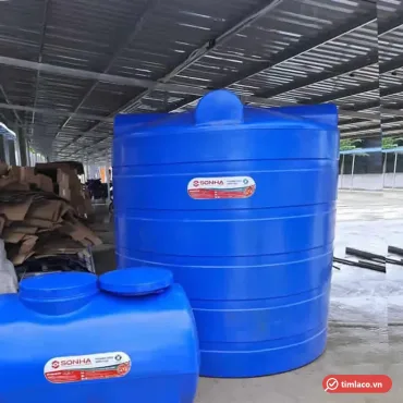 Bồn nhựa đứng Sơn Hà màu xanh dương có tem Sơn Hà, phía trước là bồn ngang cùng hãng (ảnh minh hoạ dòng hàng)