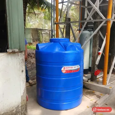 Bồn nhựa đứng Sơn Hà màu xanh dương đặt trên nền xi măng ngoài trời, tem SONHA trên thân (ảnh minh hoạ dòng hàng)