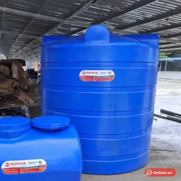 Bồn nhựa đứng Sơn Hà cỡ lớn trong kho, phía trước là bồn nhựa ngang Sơn Hà, tem Sơn Hà trên thân (ảnh minh hoạ dòng hàng)