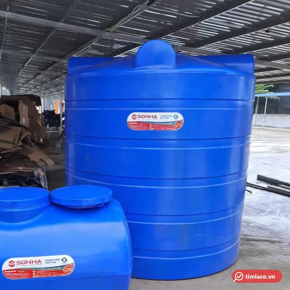 Bồn nhựa đứng Sơn Hà cỡ lớn trong kho, phía trước là bồn nhựa ngang Sơn Hà, tem Sơn Hà trên thân (ảnh minh hoạ dòng hàng)