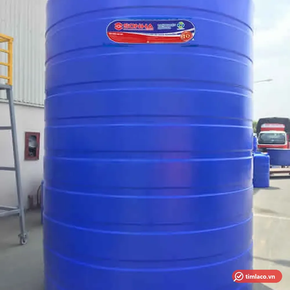 Bồn nhựa đứng Sơn Hà cỡ lớn đặt trong sân nhà xưởng, tem Sơn Hà trên thân (ảnh minh hoạ dòng hàng)