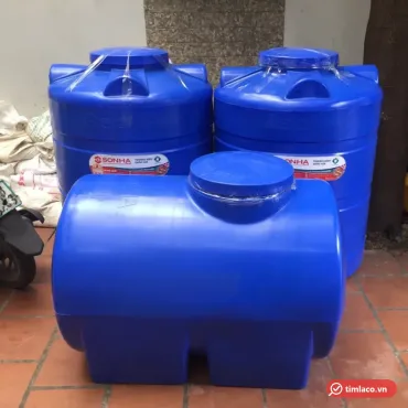 Bồn nhựa nằm ngang màu xanh dương đặt trước hai bồn nhựa đứng Sơn Hà có tem SONHA (ảnh minh hoạ dòng hàng)
