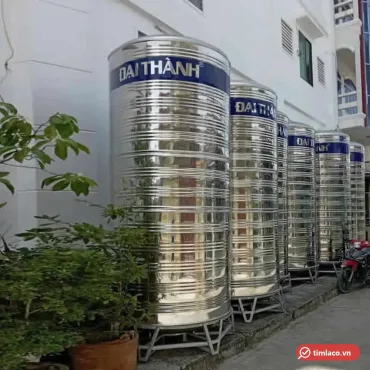 Dãy bồn nước inox Đại Thành kiểu đứng nhãn xanh đặt cạnh tòa nhà (ảnh minh hoạ dòng hàng)