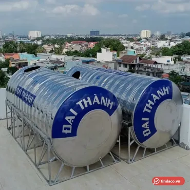 Hai bồn nước inox Đại Thành cỡ lớn nằm ngang trên khung chân, nhãn xanh ở đầu bồn, lắp trên sân thượng (ảnh minh hoạ dòng hàng)
