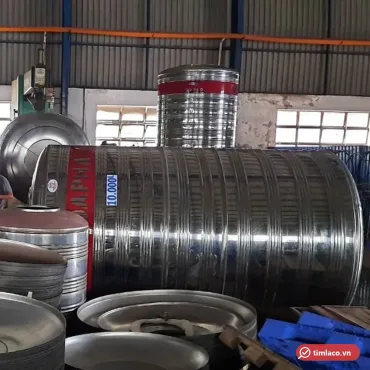 Thân bồn inox Dapha 10.000 lít trong xưởng, đầu bồn sơn đỏ, nhãn 10.000, chưa lắp nắp và chân (ảnh minh hoạ dòng hàng)