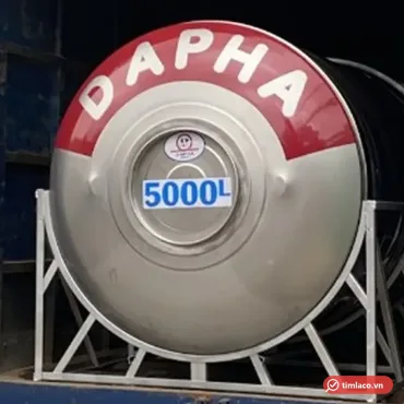 Bồn nước inox Dapha 5000 lít ngang, đầu bồn sơn đỏ chữ DAPHA, nhãn 5000L, đặt trên giá đỡ inox