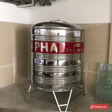 Bồn nước inox Dapha A 1500 lít đứng đặt trong nhà, dải sơn đỏ chữ DAPHA và nhãn 1500L trên thân