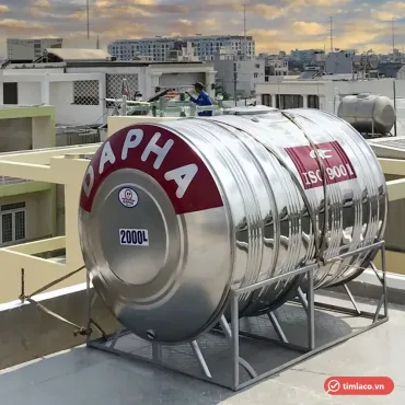 Bồn nước inox Dapha A 2000 lít ngang lắp trên sân thượng, đầu bồn sơn đỏ chữ DAPHA và nhãn 2000L