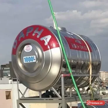 Bồn nước inox Dapha 1000 lít ngang đặt trên khung chân trên sân thượng, nắp đỏ in chữ DAPHA và nhãn 1000L