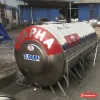 Bồn nước inox Dapha 3000 lít ngang trên khung chân inox tại bãi nhà máy, nắp đỏ chữ DAPHA và nhãn 3.000L