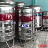 Các bồn nước inox Dapha đứng băng đỏ chữ DAPHA xếp trong cửa hàng (ảnh minh hoạ dòng hàng)