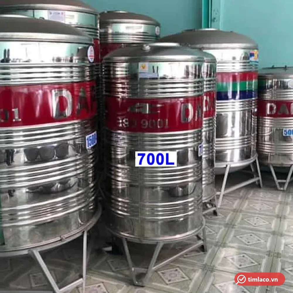 Các bồn nước inox Dapha đứng băng đỏ chữ DAPHA xếp trong cửa hàng (ảnh minh hoạ dòng hàng)