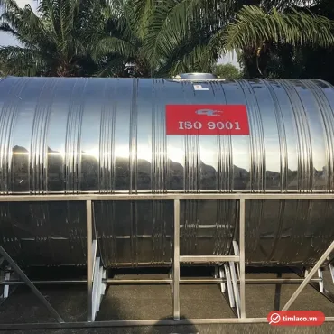 Bồn inox Dapha nằm ngang cỡ lớn trên khung chân, nhãn ISO 9001 trên thân, đặt cạnh bồn Dapha nắp đỏ (ảnh minh hoạ dòng hàng)