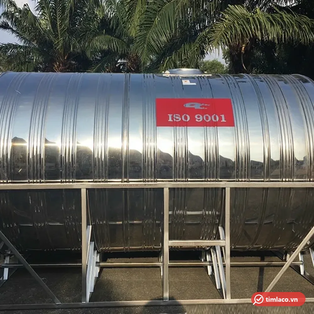 Bồn inox Dapha nằm ngang cỡ lớn trên khung chân, nhãn ISO 9001 trên thân, đặt cạnh bồn Dapha nắp đỏ (ảnh minh hoạ dòng hàng)