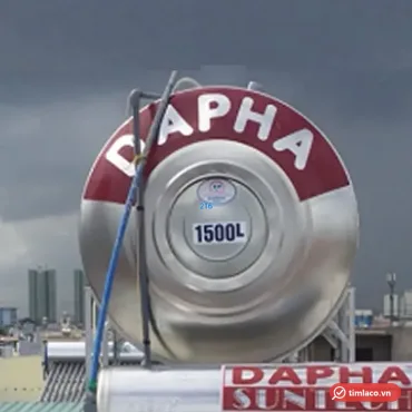 Đầu bồn inox Dapha ngang sơn đỏ in chữ DAPHA, lắp trên sân thượng (ảnh minh hoạ dòng hàng)