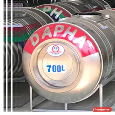 Bồn nước inox Dapha nằm ngang trên khung chân, nắp đỏ chữ DAPHA, xếp hàng tại cửa hàng (ảnh minh hoạ dòng hàng)