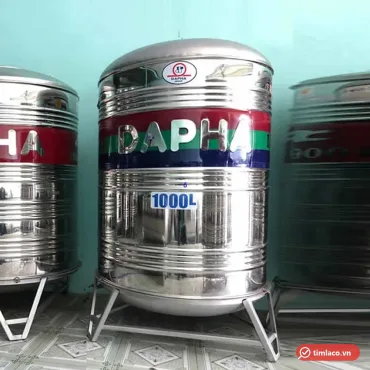 Bồn nước inox Dapha R 1000 lít đứng, dải sơn đỏ xanh lá xanh dương và nhãn 1000L trên thân