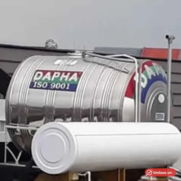 Bồn inox Dapha R nằm ngang lắp trên mái, dải sơn ba màu và chữ DAPHA ISO 9001 (ảnh minh hoạ dòng hàng)