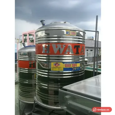 Bồn nước inox Hwata 1000 lít đứng trên sân thượng, tem MS 1000 và tem SUS 304 trên thân
