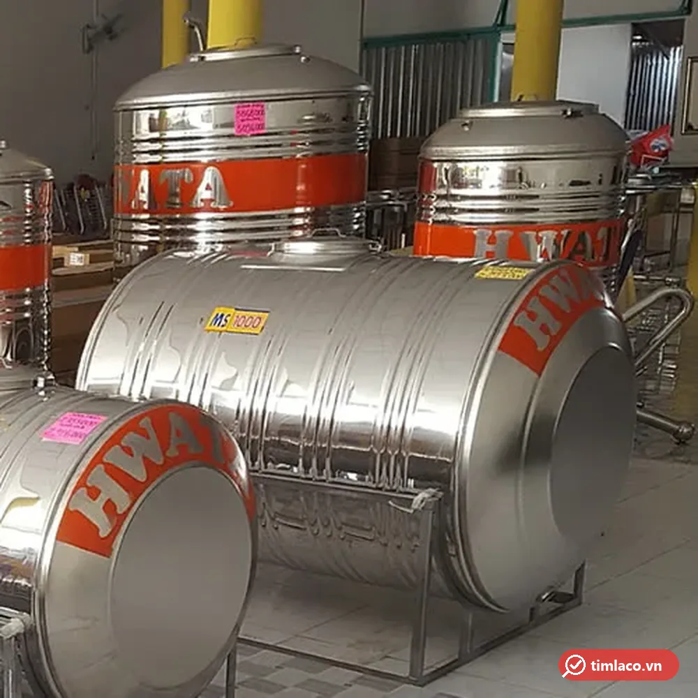 Bồn nước inox Hwata 1000 lít ngang có tem MS 1000 trên thân, đặt trên khung chân trong cửa hàng