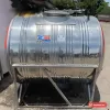 Bồn nước inox Hwata 1500 lít ngang có tem HT 1500 trên thân, đặt trên khung chân inox