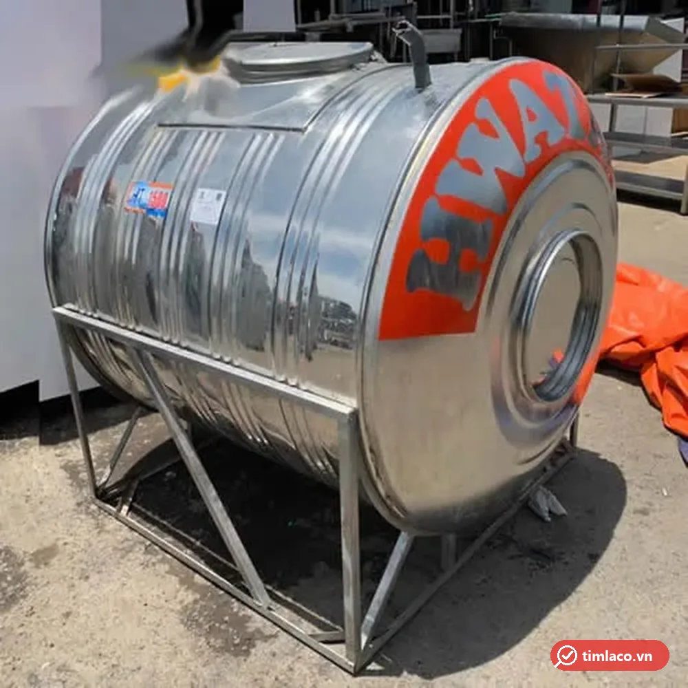 Bồn nước inox Hwata 1500 lít ngang nhìn chéo, đầu bồn sơn đỏ chữ HWATA