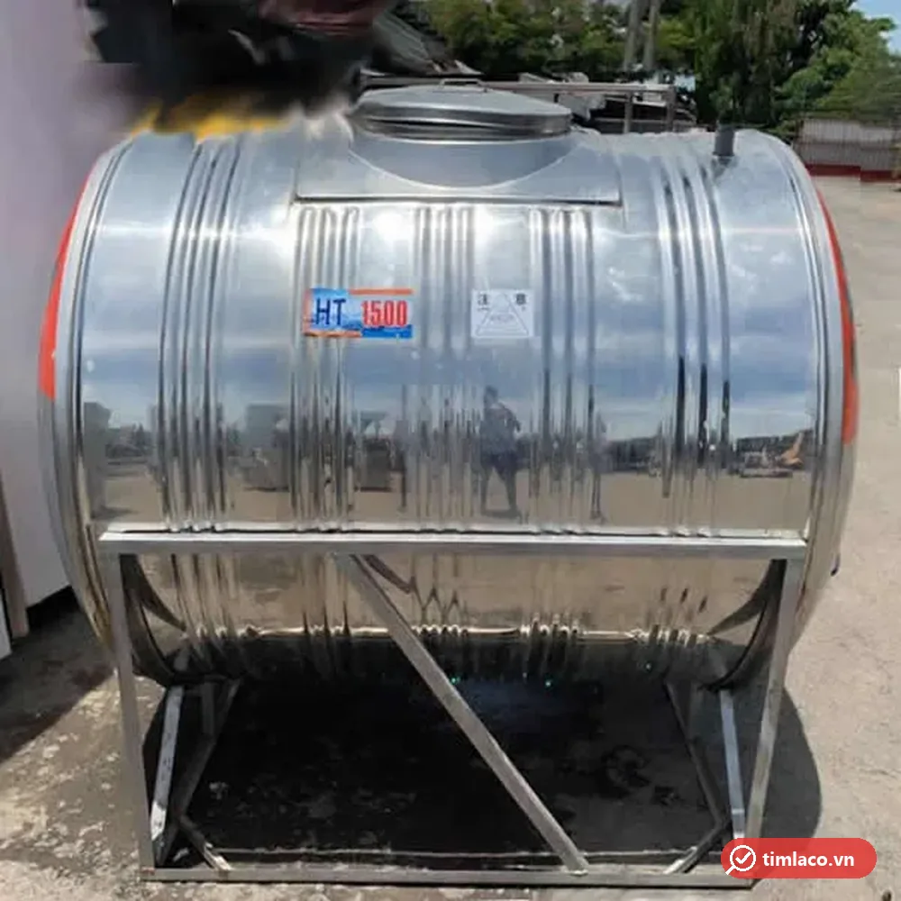 Bồn nước inox Hwata 1500 lít ngang có tem HT 1500 trên thân, đặt trên khung chân inox