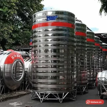Bồn nước inox Hwata đứng cỡ lớn băng sơn đỏ trên chân inox tại bãi hàng, cạnh bồn ngang chữ HWATA (ảnh minh hoạ dòng hàng)