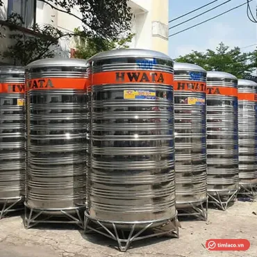 Hàng bồn nước inox Hwata kiểu đứng có chân đế, đặt tại bãi hàng (ảnh minh hoạ dòng hàng)
