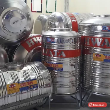 Bồn nước inox Hwata 500 lít đứng có tem HT 500 và tem SUS 304 trên thân, đặt cạnh các bồn Hwata khác