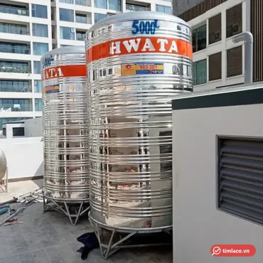 Hai bồn nước inox Hwata 5000 lít đứng trên sân thượng, số 5000 trên chỏm bồn và tem inox SUS 304 trên thân