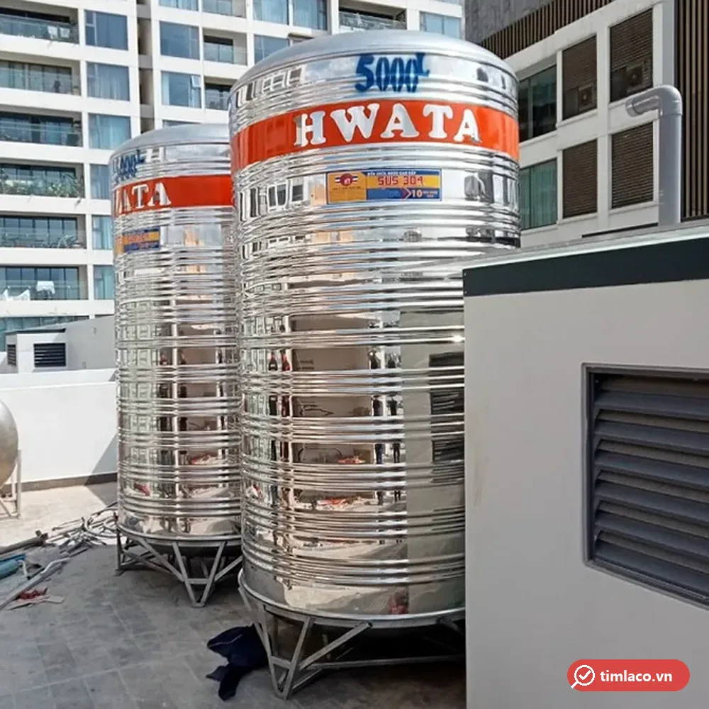 Hai bồn nước inox Hwata 5000 lít đứng trên sân thượng, số 5000 trên chỏm bồn và tem inox SUS 304 trên thân