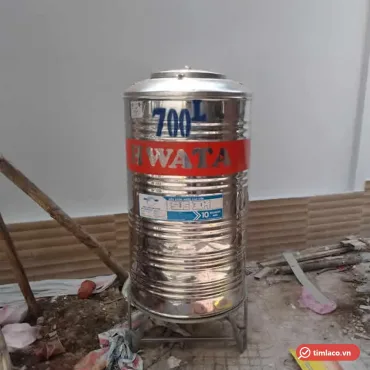 Bồn nước inox Hwata 700 lít đứng, chữ 700 L trên thân, tem inox SUS 304 của Hwata, đặt tại công trình