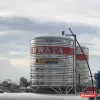 Bồn nước inox Hwata đứng băng đỏ chữ HWATA lắp trên mái, có ống cấp nước (ảnh minh hoạ dòng hàng)