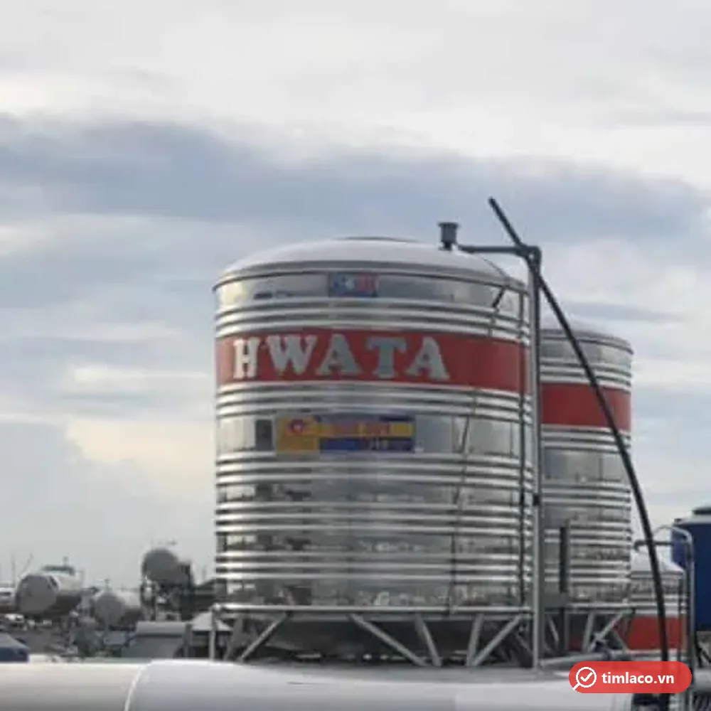 Bồn nước inox Hwata đứng băng đỏ chữ HWATA lắp trên mái, có ống cấp nước (ảnh minh hoạ dòng hàng)