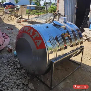 Bồn nước inox Hwata nằm ngang trên khung chân sắt, đầu bồn sơn cam chữ HWATA (ảnh minh hoạ dòng hàng)