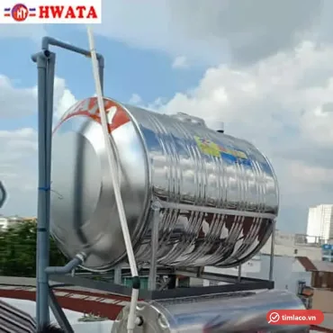Bồn nước inox Hwata nằm ngang lắp trên giàn thép trên mái nhà, đầu bồn sơn cam (ảnh minh hoạ dòng hàng)