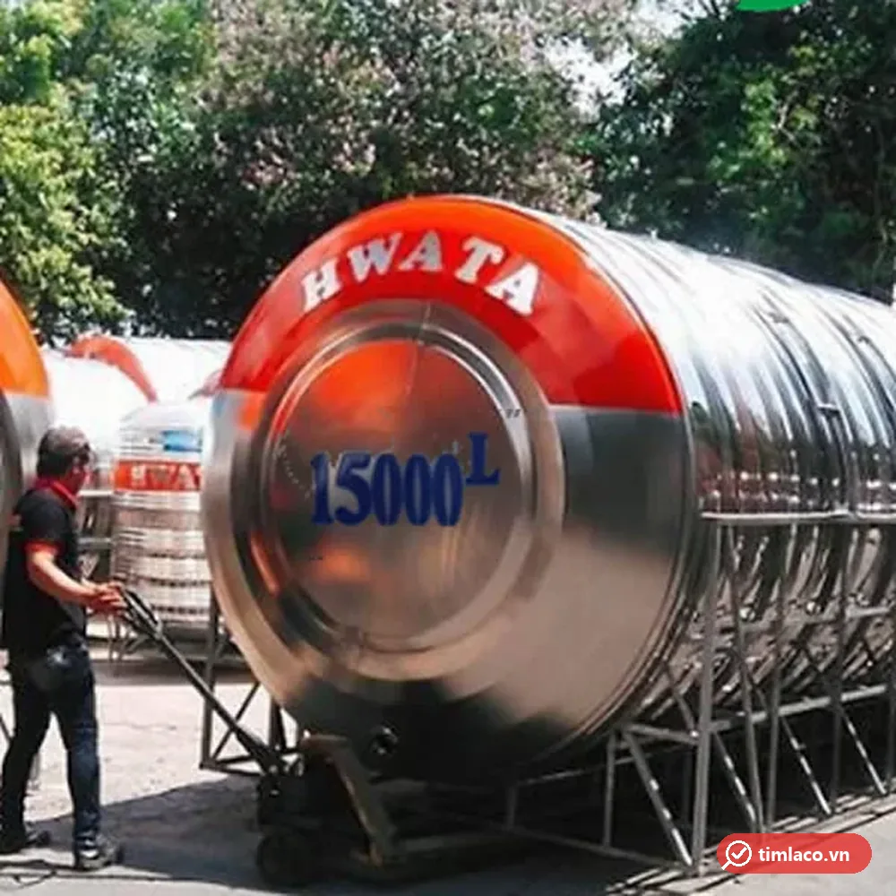 Bồn nước inox Hwata nằm ngang cỡ lớn trên khung chân, đầu bồn sơn đỏ chữ HWATA, đang được kéo ra bãi (ảnh minh hoạ dòng hàng)